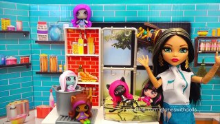 Monster High Toys Review - Frankies Daughters Make a Slime Mess in Cleos Scream and Sugar Cafe