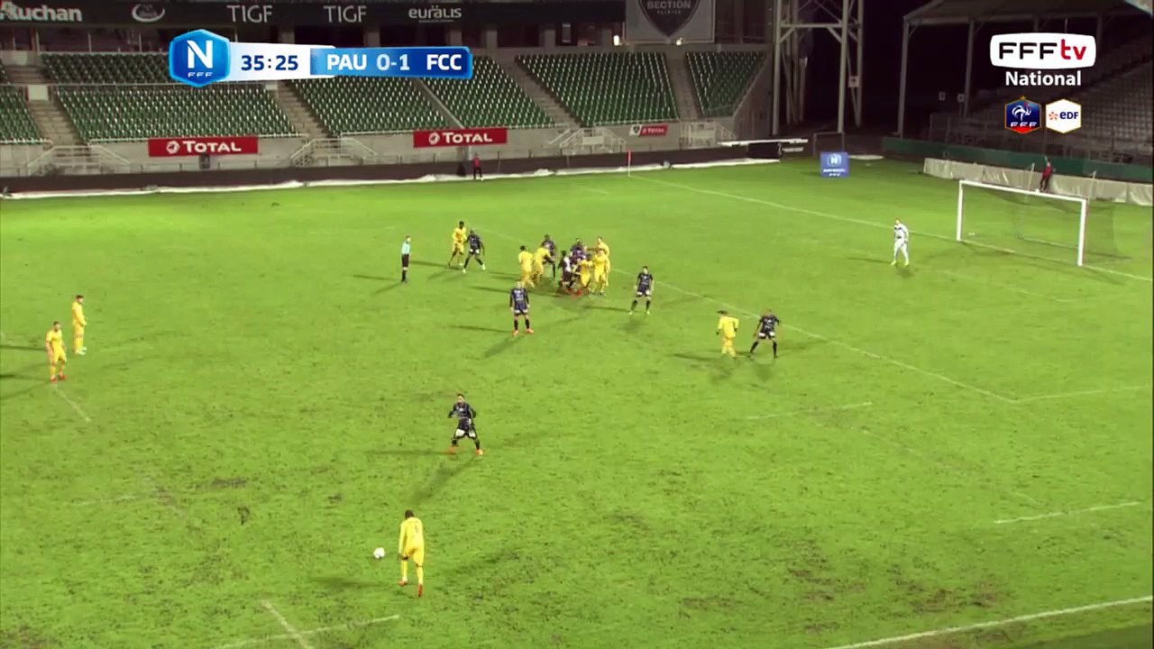 Coup franc bien tiré mais la reprise de la tête passe au dessus des buts.