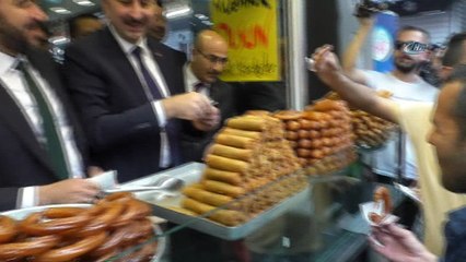 Bakan Gül tatlı yedi, tatlı dağıttı