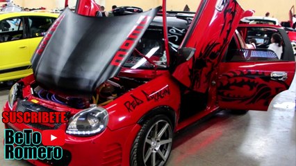 El Auto Perron Lamborghini Ferrari se despinta a pedradas