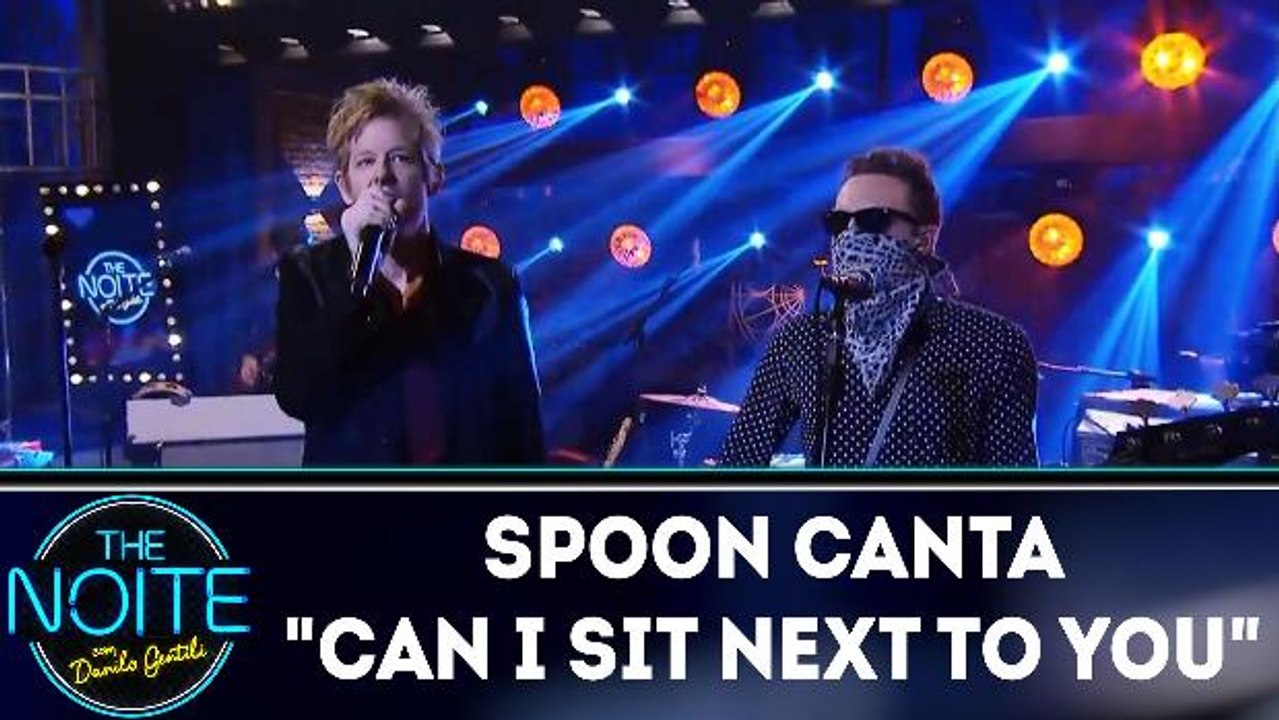 Spoon canta "Can I sit next to you"