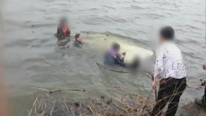 저수지로 추락한 차량...경찰·시민 물로 뛰어들어 구조 / YTN