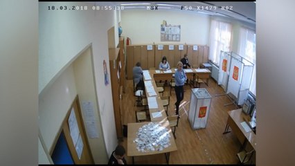 Скачать видео: CCTV footage appears to show ballot stuffing during Russian election