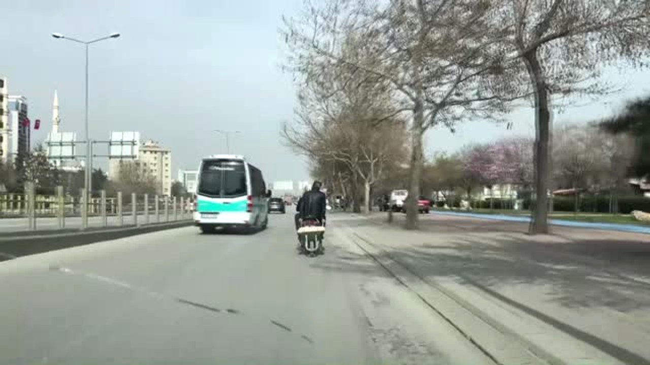 Motosiklet Üzerinde Tehlikeli Yolculuk