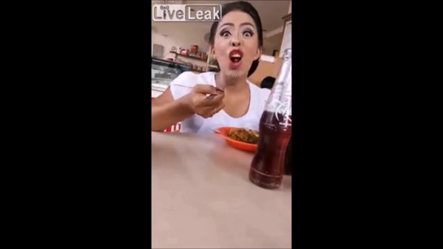 Elle a trouvé la technique pour ne pas abîmer son rouge à lèvres mais c'est un peu la honte