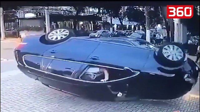 Çfarë ndodh po të bësh sherr me një shofer tjetër në mes të trafikut pa dalë nga makina? (360video)