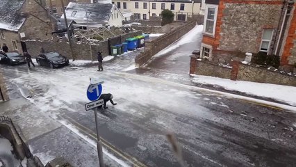 Des jeunes essaient de monter une pente glissante