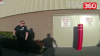 Pamje spektakolare/ Policia kap me presh në dorë hajdutët teksa dilnin nga supermarketi (360video)