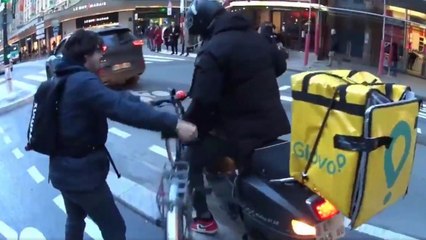 Cyclistes vs Scootériste sur une piste cyclable (Paris)
