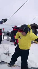 las personas que quieren aprender a esquiar y solo hacen el riduculo