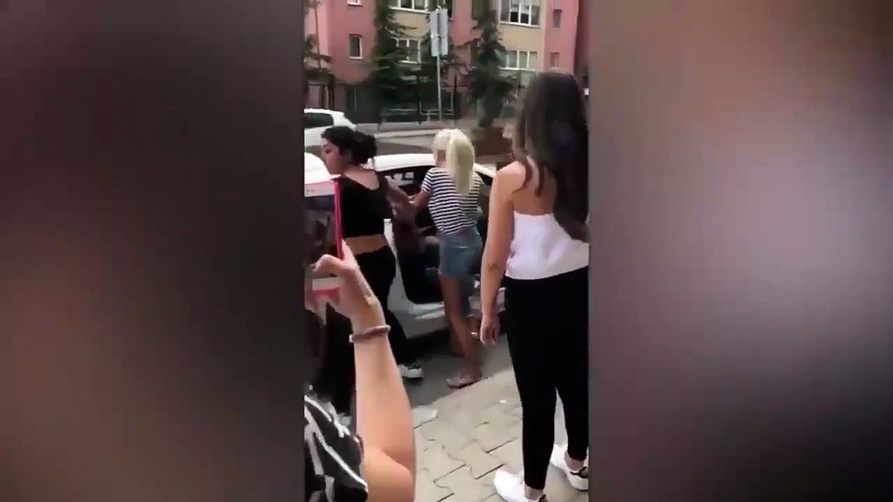 Sevgilisiyle Beraber Olan Kadını Tekme Tokat Dövdü