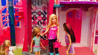 Juguetes de Barbie para poner brillitos en la ropa y Chelsea hace una travesura con el armario