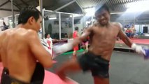L'entrainement incroyable de ce champion de Boxe Thaï