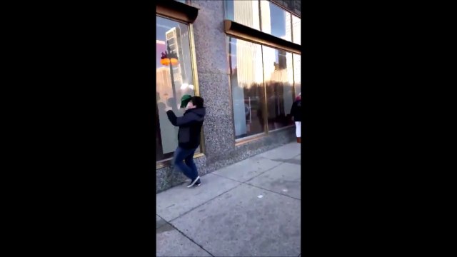 Ce gars se tape la tête contre une vitrine parce que sa copine ne l'ecoute pas