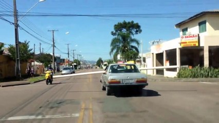 Ce débile transporte un tuyau de 10m dans sa voiture... Risqué