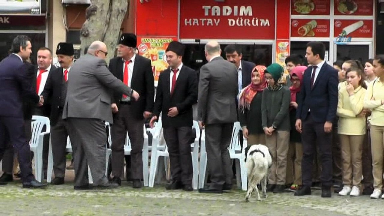 Anma etkinliklerinde protokolün arasında giren köpek ilgi odağı oldu