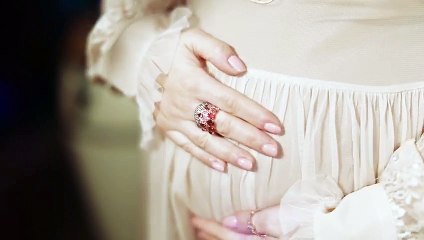 .زينة افتيموس تهدي جنينها أغنية بمناسبة عيد الأم