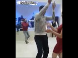 Dişisini Etkilemek İçin Arizona Kertenkelesi Çiftleşme Dansını Sergileyen Adam