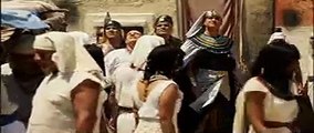 Os dez mandamentos (Capítulo Completo do dia 19/03/18) Ramsés pede para Moisés orar a Deus para orar pela sua família e que os livre da praga. O Egito fica sem alimentos e os hebreus resolvem fazer pão e mandar para o Palácio