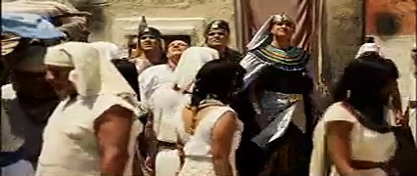 Os dez mandamentos (Capítulo Completo do dia 19/03/18) Ramsés pede para Moisés orar a Deus para orar pela sua família e que os livre da praga. O Egito fica sem alimentos e os hebreus resolvem fazer pão e mandar para o Palácio