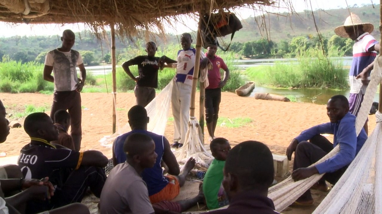 On temporary islands in C.Africa, hundreds flee militia torture