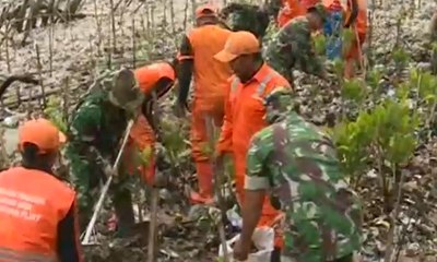 Ratusan Petugas Gabungan Bersihkan Sampah Muara Angke