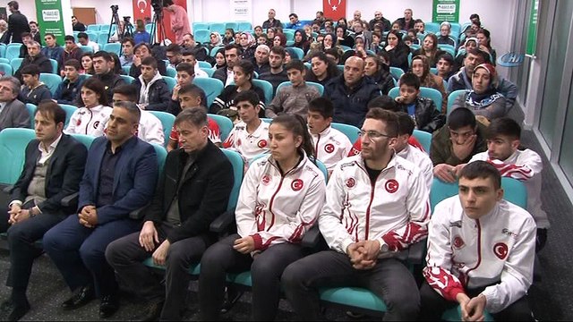 Gaziosmanpaşa Belediyesi'nden başarılı olan sporculara 100 bin TL para ödülü