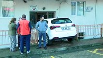 Kağıthane'de vitesi geri takmayı unutan kadın sürücü apartmana daldı