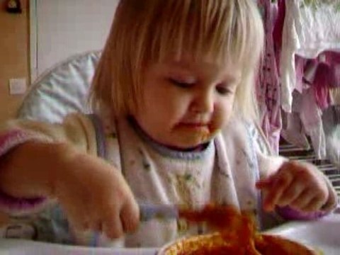 Léane mange toute seule