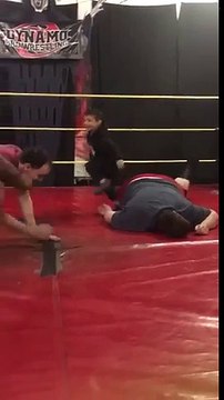 5 catcheurs mis KO par un enfant de 5 ans !!