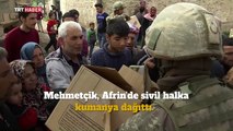 Mehmetçik, Afrin'de sivil halka kumanya dağıttı