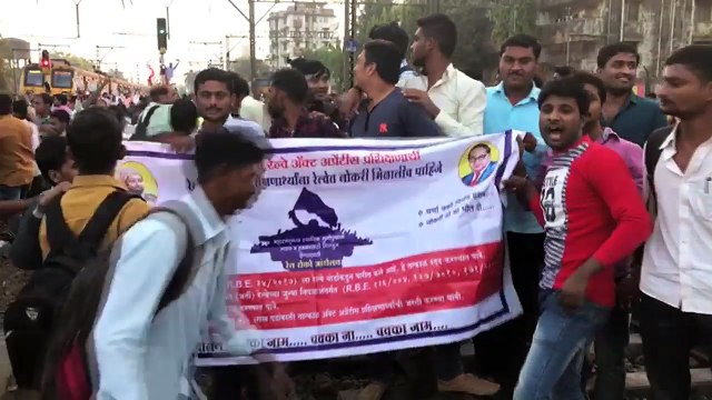रेल रोको आंदोलन ' के दौरान छात्रों ने मुंबई में रेल पटरी जाम की