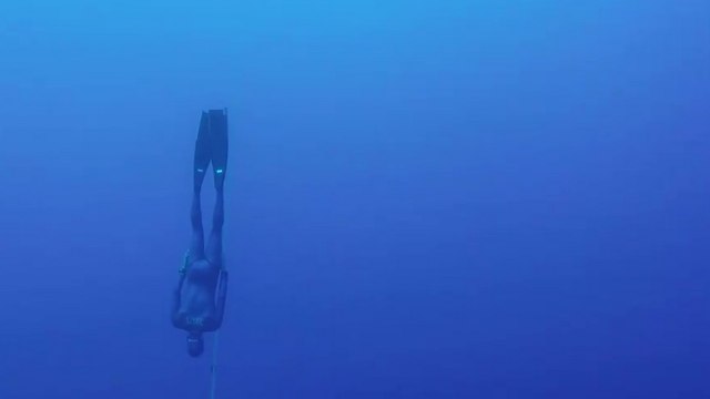 Le Français Arnaud Jerald descend à 92 mètres de profondeur en apnée