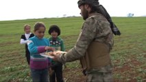 - Afrin zaferini tatlı dağıtarak kutladılar- Özgür Suriye Ordusu, Suriye kırsalında çocuklara tatlı dağıttı- Suriyeli çocuklardan Cumhurbaşkanı Erdoğan'a Afrin teşekkürü