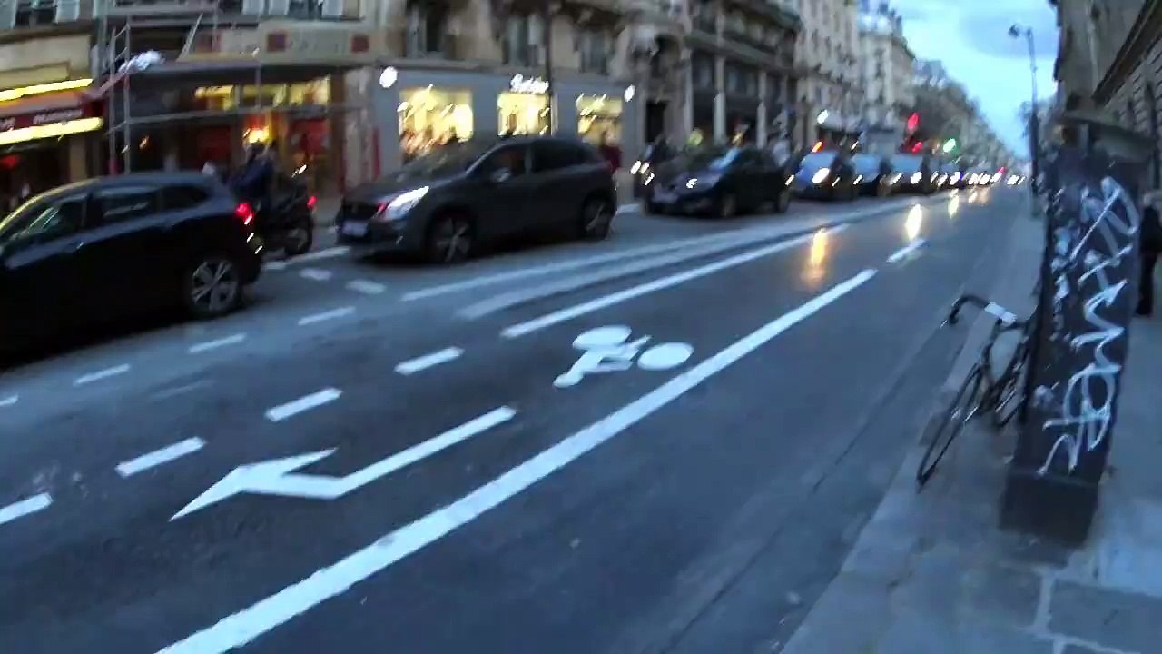 Deux cyclistes empêchent un scooter de rouler sur une piste cyclable