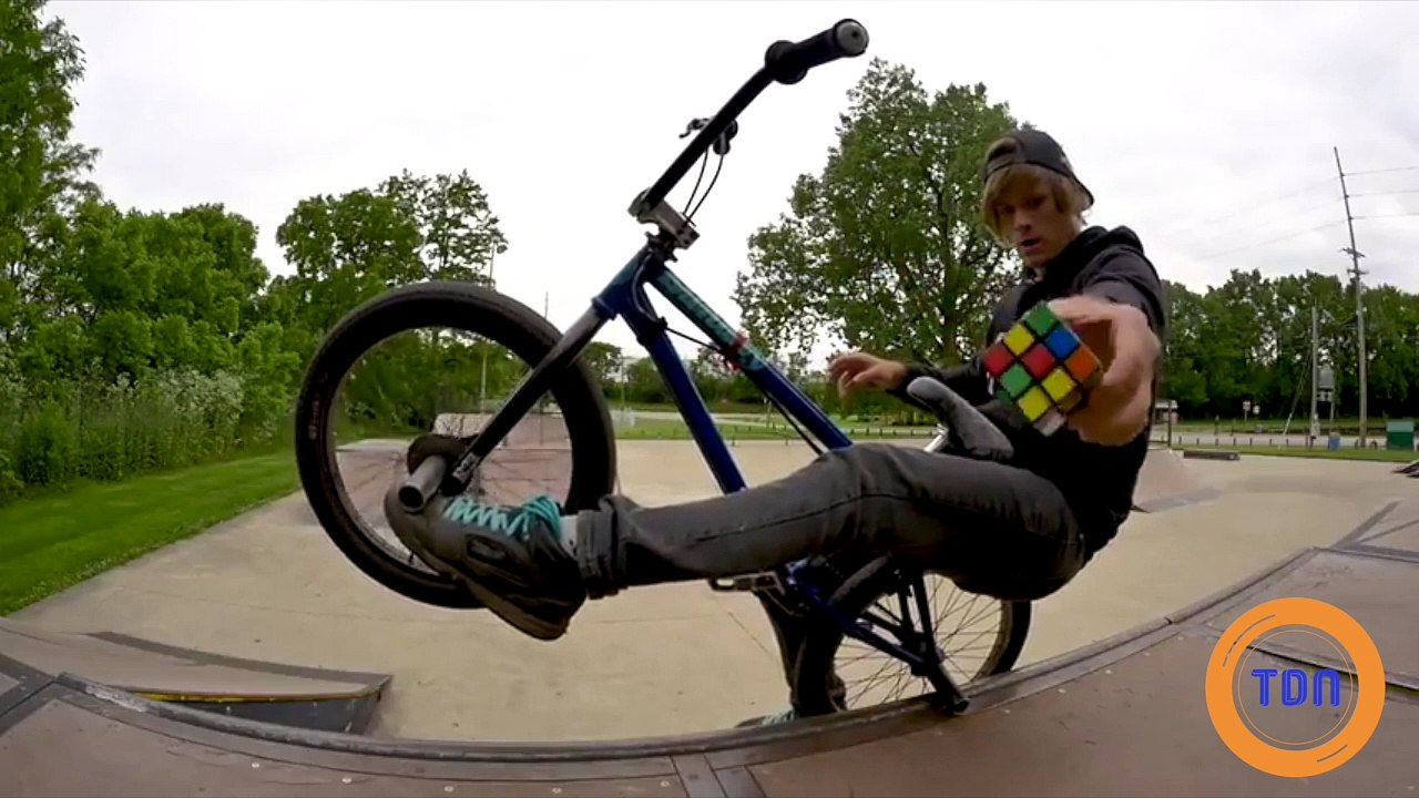 Il termine un Rubik's Cune en équilibre en haut d'une rampe de BMX