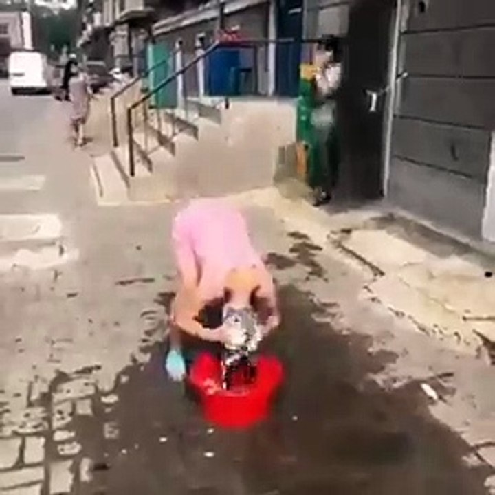 Funny video of Chinese girl take a bath on road - Dailymotion