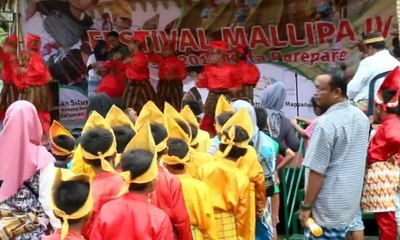 Melestarikan Budaya Menggunakan Sarung di Festival Mallipa