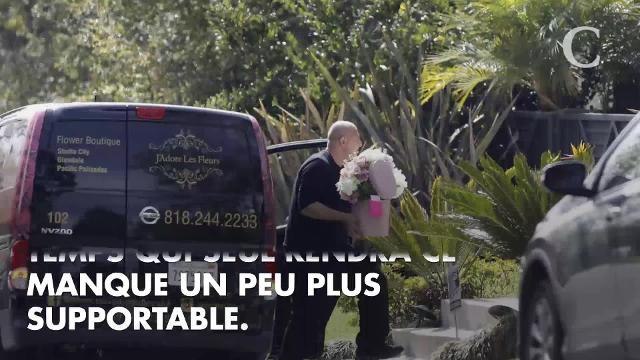 PHOTOS. Laeticia Hallyday : de nombreux bouquets de fleurs livrés chez elle pour son anniversaire