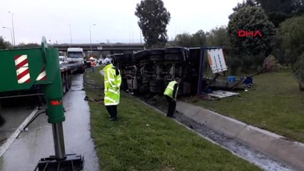 İzmir'de Devrilen Kamyonun Şöförü Yaralandı