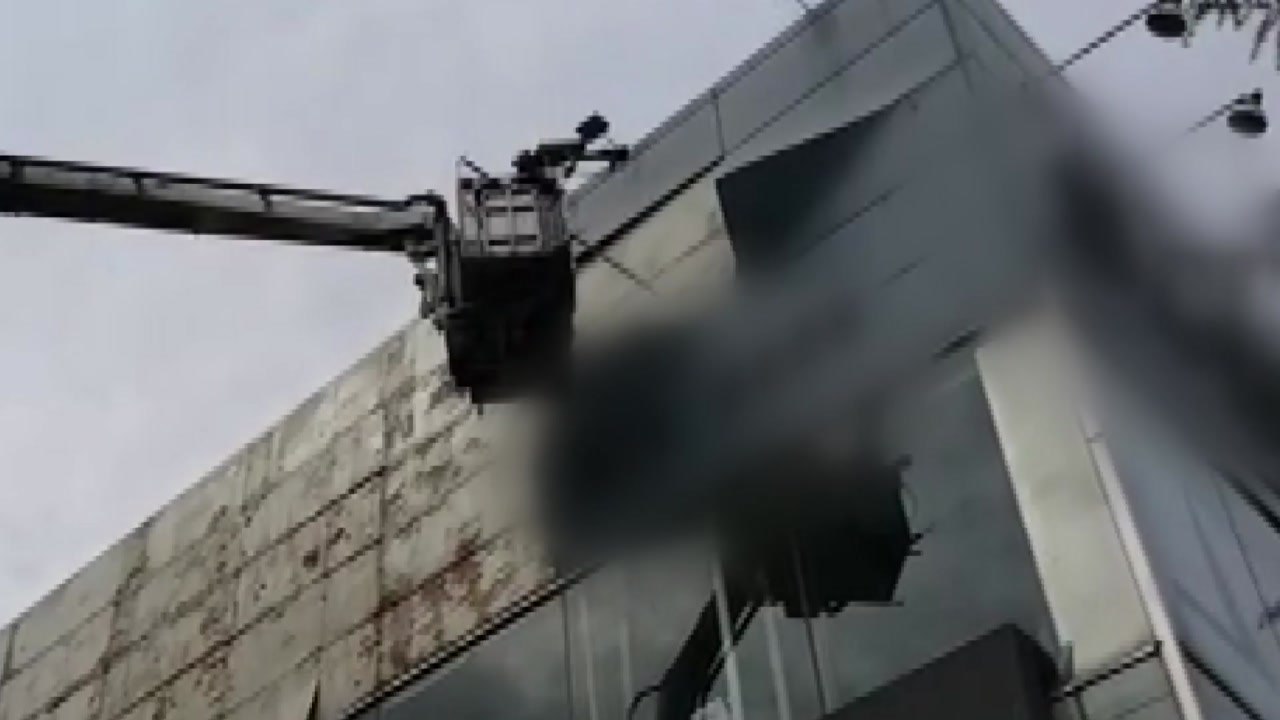 강풍에 넘어지고 쓰러지고...제주공항 운항 차질 / YTN