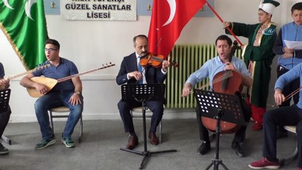 Öğrenciler Mehmetçiğe destek için farklı enstrümanlarla mehter marşı çaldı