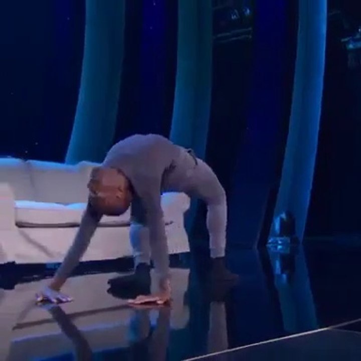 Ce gars se met à marcher comme une araignée et c'est juste flippant