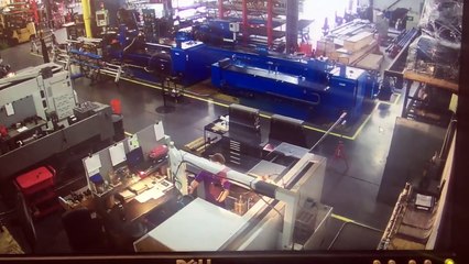 Quand une tige métallique devient folle dans une usine... Dangereux