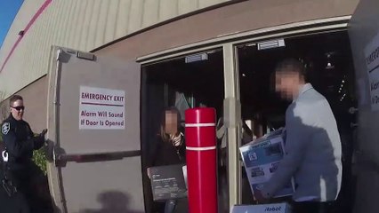 Des policiers attendent que des voleurs sortent d’un magasin pour les cueillir
