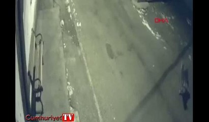 Yurttaşlar köye inen kurtları böyle kovaladı