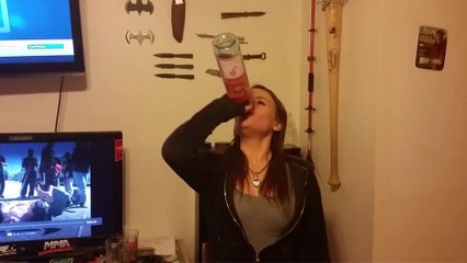 Elle tombe une bouteille de vin cul-sec