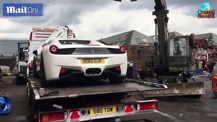 1128384Parkon Ferrarin Spider jashtë gjykatës, policia ia shkatërron sa hap e mbyll sytë