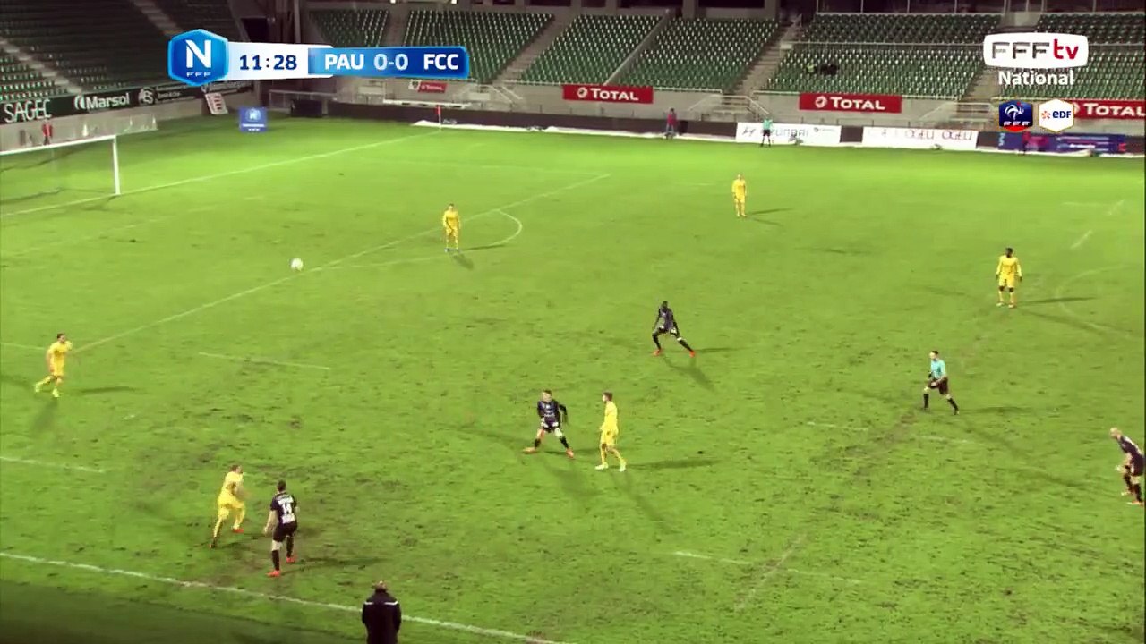 La frappe de DOUCOURE est détournée en corner par KONE.