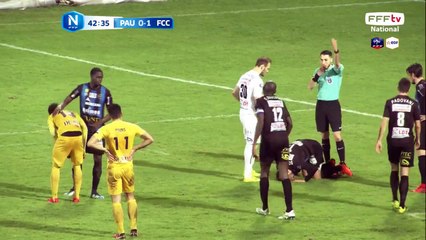 Suite à un contact avec GUILAVOGUI, SOUBERVIE reste au sol et sort se faire soigner.